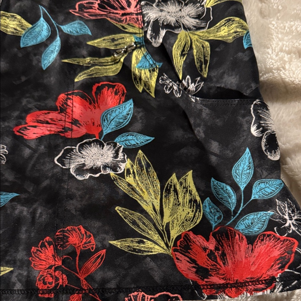 2 Scrub Tops- Floral patterns - Picture 7 of 9